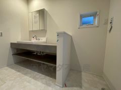 三面鏡つき洗面台。収納も一体型になっているので、ドライヤーやヘアアイロンの置き場に困りませんね。