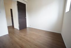 木目調のシンプルデザインで落ち着きと安らぎの空間に仕上げています。各部屋に収納が完備されているので、お荷物が多くなっても安心の設計です。