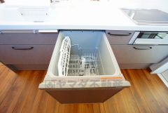家事の時間が短縮できる食器洗浄乾燥機付。後片付けもラクラクです。 食器を洗う手間が減るので家族とのコミュニケーションの時間や自分の時間が増えますね。
