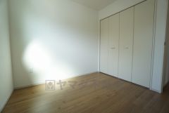 全居室にはたっぷり収納できる大型クローゼットを設置しています。窓には断熱性・保温性にすぐれ、省エネ効果のあるペアガラスを採用。冬には結露を防止します。