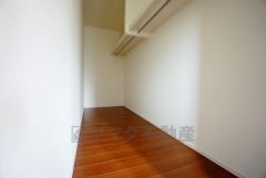 同仕様写真。収納力豊富なウォークインクローゼット付き。洋服や小物などを1箇所にまとめて美しい収納を実現します。