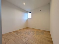 木目調のシンプルデザインで落ち着きと安らぎの空間に仕上げています。