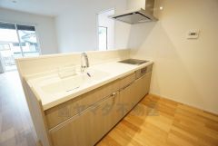 対面式カウンターキッチンでお子様の様子が見守れます。カウンタートップは耐熱性に優れており、日ごろのお掃除もふき取るだけでＯＫ。ステンレスシンクも簡単にお掃除できますよ。