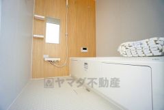 1日の疲れを癒すくつろぎのバスルーム。足を伸ばしてもゆったりと入れるサイズです。お子様と一緒にお風呂に入っても狭くないですね^^