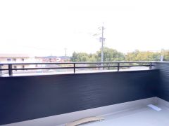 お洗濯物を干すスペースとしても十分な広さがあります。  お天気の良い日はお洗濯物がよく乾きそうな日当たり良好のバルコニーです＾＾
