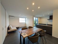 大きな窓のあるリビングは、陽光あふれる明るい空間です。居心地良く、ご家族皆がゆったり寛げる憩いの空間となりそうです。