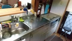 対面式カウンターキッチンからはお子様の様子が見守れます。勝手口付きで、においがこもりやすいキッチンの換気にも役立ちます。