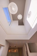 リビング上部の吹抜けは2階にも繋がっているので、どこにいても家族の気配が感じられます。