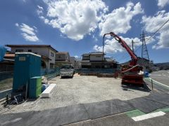 駐車スペースは広々としており、約6台分駐車できます＾＾（車種による） 間口も広く前面道路も広いので車の出し入れがしやすいですね＾＾