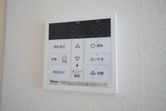 給湯器リモコンはキッチン横からボタンひとつで操作が楽々。通話ボタン付きでお子様とも会話ができて安心です。