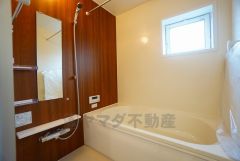 1日の疲れを癒すくつろぎのバスルーム。足を伸ばしてもゆったりと入れるサイズです。お子様と一緒にお風呂に入っても狭くないですね^^