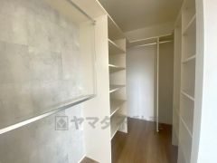 ハンガーパイプ付で散らかりがちな洋服類もきれいに整理できます。使用頻度が少ないものは枕棚の上に、足元には3段ボックスを置いて、フル活用できるクローゼットです＾＾