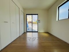 リビング隣の洋室です。温かい光の差し込むゆとりのある居室をぜひ現地にてご確認くださいませ。