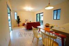 大きな窓のあるリビングは、陽光あふれる明るい空間です。居心地良く、ご家族皆がゆったり寛げる憩いの空間となりそうです。