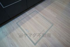 キッチンにある床下収納は、居住スペースを減らさずに買い置きの調味料や非常食などを保管することができます。