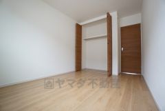 同仕様写真。木目調のシンプルデザインで落ち着きと安らぎの空間に仕上げています。各部屋に収納が完備されているので、お荷物が多くなっても安心の設計です。