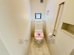 温水洗浄機付トイレです。節水機能もあるので、安心して使えますね。