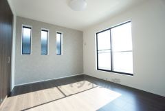 明るい洋室です。ナチュラル色のフローリングで開放的な優しい雰囲気になっています＾＾