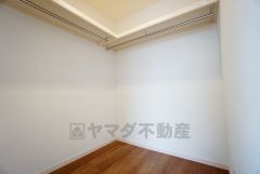 同仕様写真。収納力豊富なウォークインクローゼット付き。洋服や小物などを1箇所にまとめて美しい収納を実現します。