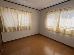 現地（2026年8月）撮影。2階洋室 画像はAIによって実際は置いてある物を消しております。2面採光を確保した明るい室内は、風通しも良く、大変居心地の良い空間となっております。