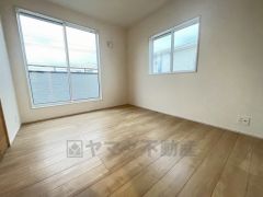 暖かい日差しが差し込む洋室。たっぷり収納できるクローゼット付きでお部屋の中をすっきりと快適に保てます。