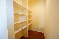 まとめ買いしてもこの収納量なら心配要らずのパントリー。調理家電や食品のストックをすっきりまとめられ、キッチン周りを広々使えます。