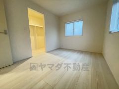 寛ぎの時間を紡ぎだす主寝室は、大型ベッドを置いても余裕の広さを確保しています。