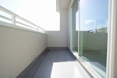 同仕様写真。南側に面したバルコニーは日当たり良好です。お洗濯物も気持ちよく干せそうです。