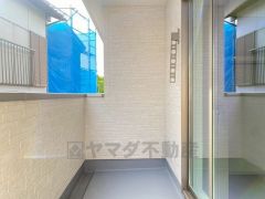 お洗濯物を干すスペースとしても十分な広さがあります。  お天気の良い日はお洗濯物がよく乾きそうな日当たり良好のバルコニー