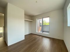 温かい光の差し込むゆとりのある居室をぜひ現地にてご確認くださいませ。クローゼットもあり荷物もすっきり片付けられ、ゆとりのある暮らしが出来ます＾＾
