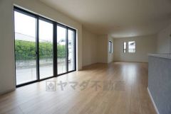 大きな窓のあるリビングは、陽光あふれる明るい空間です。居心地良く、ご家族皆がゆったり寛げる憩いの空間となりそうです。