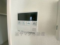 給湯器リモコンはキッチン横からボタンひとつで操作が楽々。通話ボタン付きでお子様とも会話ができて安心です。