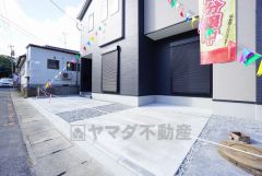 駐車スペースはゆとりある2台分を確保。マイカー用に、お客さま用に、余裕を持ってご利用いただけます。