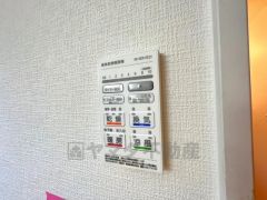 浴室暖房乾燥機には、暖房、乾燥、涼風、換気の4つの機能が付いています。タイマー付きです。