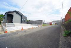 前面道路は交通量が少なく小さなお子様がいるご家庭も安心です。