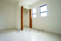 同仕様写真。明るい洋室です。ナチュラル色のフローリングで開放的な優しい雰囲気になっています＾＾ベッドや机、ＴＶを置いてもゆとりのある広さです。