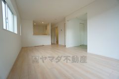 家族が集まる開放的なリビング。隣接する和室を一体利用すると広々約22帖の大空間で毎日のお食事が楽しみです＾＾