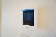 防犯性、セキュリティ対策に安心できるテレビモニター付きインターフォンです。セールスマン対策にもなり安心できます。