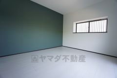 デザインクロスが2階洋室の雰囲気を上品に仕上げています。いつもと違う雰囲気のお部屋をお楽しみください。
