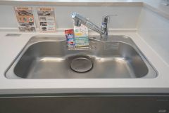 広々とした凸型シンクに洗剤ポケットを標準装備。大きなお鍋など洗いやすいです。洗剤や石鹸、スポンジもすっきりできる収納付き。