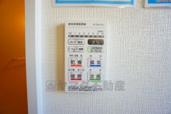 雨の日の洗濯も安心できる浴室暖房乾燥機付き浴室。リモコンで操作もボタン1つで簡単。 浴室暖房乾燥機には、暖房、乾燥、涼風、換気の4つの機能が付いています。タイマー付きです。