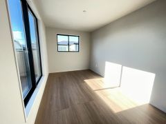 住む人のこだわりを活かす洋室＾＾日当たりがよく、寝室としての利用もおすすめ。広めのクローゼットもあり荷物もすっきり片付けれ、ゆとりのある暮らしが出来ます＾＾