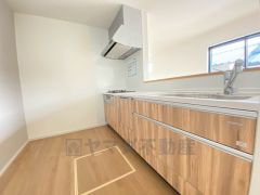 対面式カウンターキッチンでお子様の様子が見守れます。カウンタートップは耐熱性に優れており、日ごろのお掃除もふき取るだけでＯＫ。ステンレスシンクも簡単にお掃除できますよ。