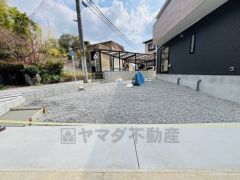 カースペースは停めやすい並列駐車3台。ご夫婦で1台ずつとご友人、急な来客でも利用でき便利です＾＾