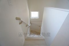 ご年配の方でも安心できる、手すり付き階段です＾＾段差も低めで設定されてますので安全性にも優れてますね＾＾