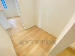 まとめ買いしてもこの収納量なら心配要らずのパントリー。調理家電や食品のストックをすっきりまとめられ、キッチン周りを広々使えます。