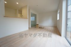 家族が集まる開放的なリビング。隣接する和室を一体利用すると広々約22帖の大空間で毎日のお食事が楽しみです＾＾