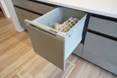 家事の時間が短縮できる食器洗浄乾燥機付。後片付けもラクラクです。 食器を洗う手間が減るので家族とのコミュニケーションの時間や自分の時間が増えますね。