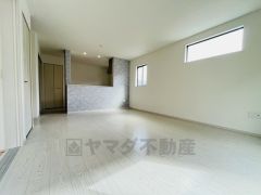 対面式キッチンを中心としたリビングダイニングで家族の会話が弾みそうです。