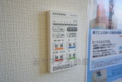 雨の日の洗濯も安心できる浴室暖房乾燥機付き浴室。リモコンで操作もボタン1つで簡単。 浴室暖房乾燥機には、暖房、乾燥、涼風、換気の4つの機能が付いています。タイマー付きです。